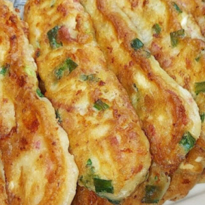 Вкуснятина на завтрак за 5 минут: ленивые пирожки с яйцом и зеленым луком